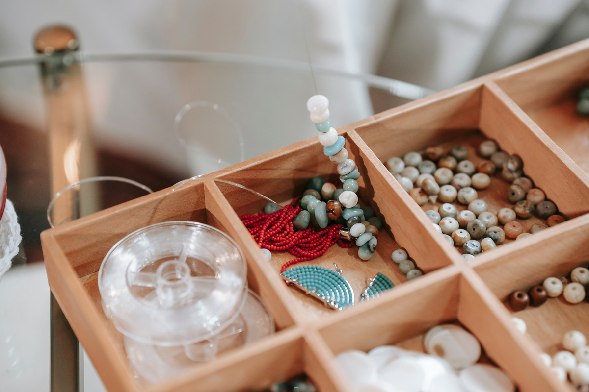 Set of beads and elastic string